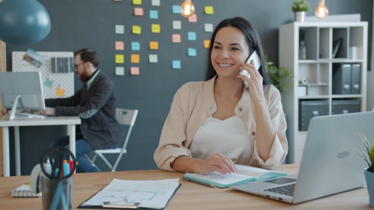 Salesforce lanza el nuevo agente IA Slackbot mientras compite con Microsoft y Google en IA empresarial